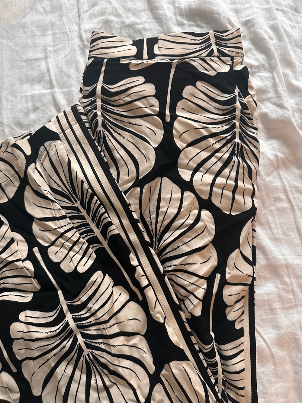 Ellen Tracy Black and Cream Leaf-Print Pant